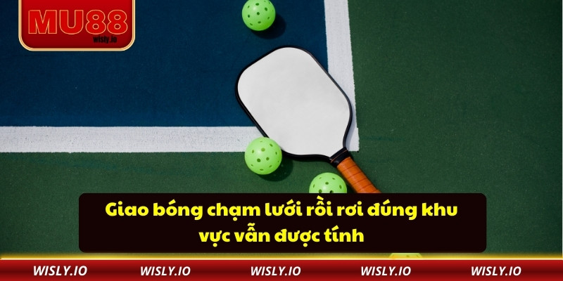 Luật Chơi Pickleball Chi Tiết Và Chiến Lược Bắt Kèo Tại MU88 Giao bóng chạm lưới rồi rơi đúng khu vực vẫn được tính